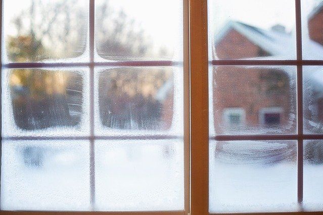 Thermisches Luftpolster durch geschlossene Klappläden zur Wärmedämmung